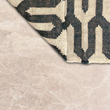 Switchline – Hand Woven Jute Rug in Beige/Black